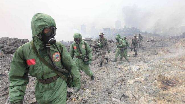 国家核生化应急救援队官兵分组进入爆炸核心区开展搜救