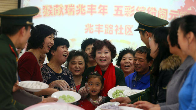 杨幂首登《芭莎珠宝》封面华美诠释粉红轻奢风