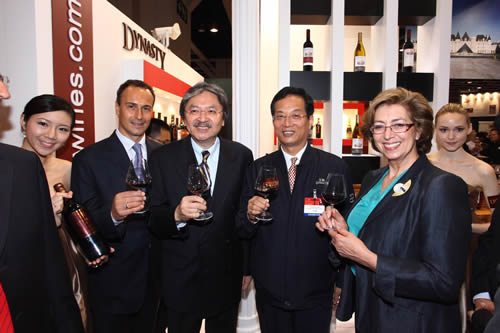 王朝酒業董事局主席白智生、香港財政司司長曾俊華、法國人頭馬集團總裁在展會上