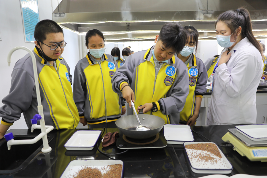 学生参加“中药炮制”体验