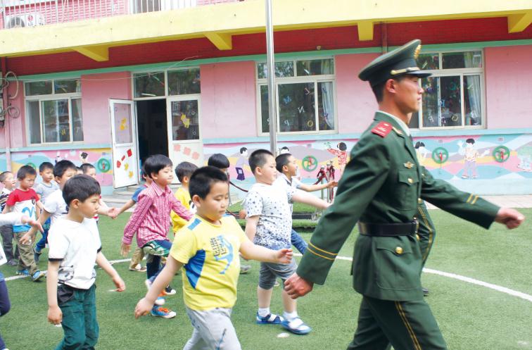 日前,南开区百花幼儿园邀请武警战士来园,为幼儿示范军姿,教幼儿走